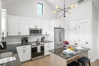 Ricky's Roost with Hot Tub - Fredericksburg - 3