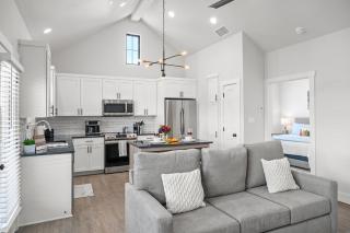 Ricky's Roost with Hot Tub - Fredericksburg - 2