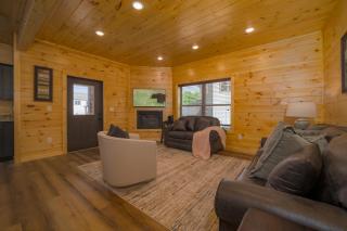 Sevierville 4BR Cabin with Game Room,Hot Tub, Firepit - 4