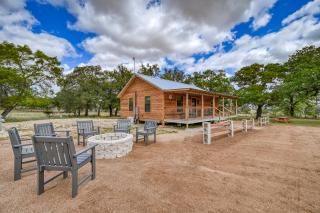 Cozy Cabin Firepit and Grill & 10 mins to Main St - Fredericksburg - 1