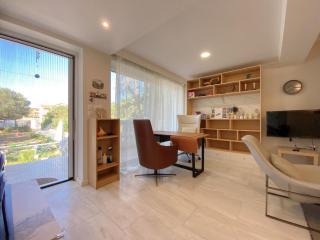 Versailles One Garden Villa Full Floor Suite - Koropíon - 6