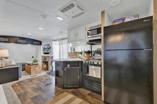 Lucinda Luxury RV with Hot Tub - Fredericksburg - 7