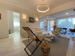 Versailles One Garden Villa Full Floor Suite - Koropíon - 3
