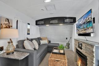 Lucinda Luxury RV with Hot Tub - Fredericksburg - 5