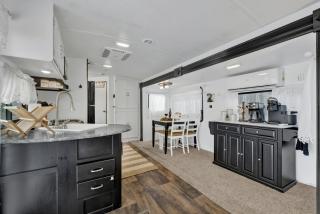 Lucinda Luxury RV with Hot Tub - Fredericksburg - 3