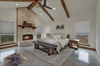 Luxury in the Hill Country, 10-Mins to Downtown! - Fredericksburg - 2