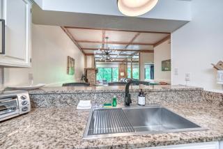 Luxurious Riverfront Condo Just 1 Blk to Schlitterbahn! - New Braunfels - 9
