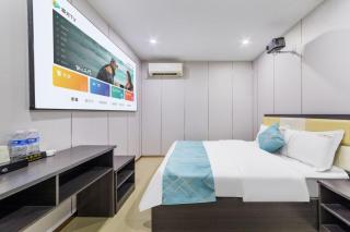 Wanja Hotel is conveniently located near Metro Line 7's Zhongcun Station, Chimelong Tourist Resort, and Dafu Mountain Forest Park - Guangzhou - 7