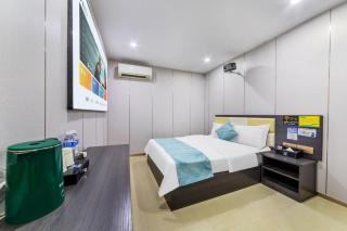 Wanja Hotel is conveniently located near Metro Line 7's Zhongcun Station, Chimelong Tourist Resort, and Dafu Mountain Forest Park - Guangzhou - 4