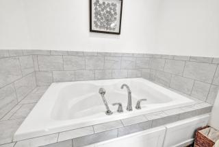 Schubert Inn Suite A with Pool-Grill - 2Blks to Main - Fredericksburg - 8