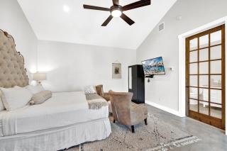 Schubert Inn Suite A with Pool-Grill - 2Blks to Main - Fredericksburg - 5