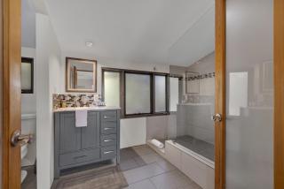 406 Lodge-A: Hot-Tub & 2 Blks to Main St - Fredericksburg - 5