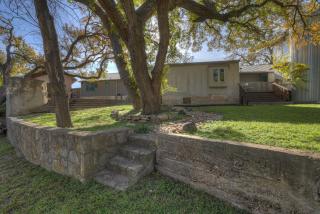 406 Lodge-A: Hot-Tub & 2 Blks to Main St - Fredericksburg - 4