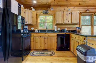 Secluded Soaks Fireside Sips Evening Smores Fun Games Relaxing Rockers - Sunrise Splendor - Mineral Bluff - 3