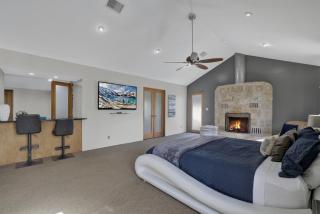 406 Lodge-A: Hot-Tub & 2 Blks to Main St - Fredericksburg - 1