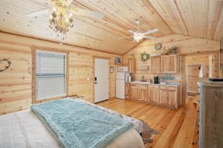 Charming Casita Right on Main St - Fredericksburg - 3