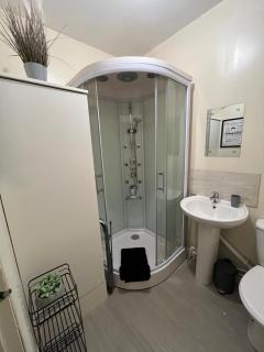 2 Bedroom Apartment in Swindon Town Centre - 8