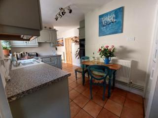 South Side at The Swallows - Elegant Double Bed Apartment - & optional extra - Single Bed Cabin - Max 3 people - Bishopston - 3