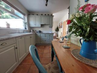 South Side at The Swallows - Elegant Double Bed Apartment - & optional extra - Single Bed Cabin - Max 3 people - Bishopston - 2