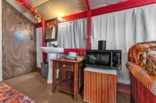 Bohemian Cabin: Hot-tub, Serene Retreat, Pet-Friendly, 10-Mins to Downtown! - Fredericksburg - 4