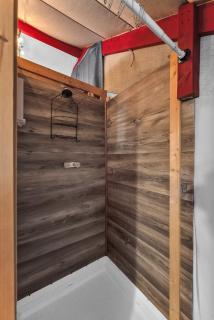 Bohemian Cabin: Hot-tub, Serene Retreat, Pet-Friendly, 10-Mins to Downtown! - Fredericksburg - 3