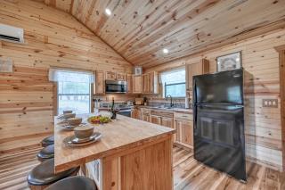 Rustic Cabin with Firepit and Grill - 10 mins to Main St - Fredericksburg - 9