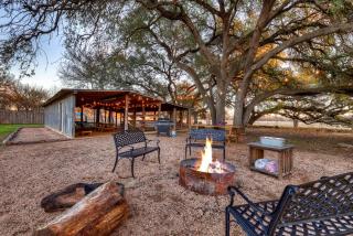 Waylons House-Hot Tub Shared Party Barn with Games - Fredericksburg - 8