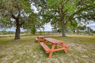 Rustic Cabin with Firepit and Grill - 10 mins to Main St - Fredericksburg - 6