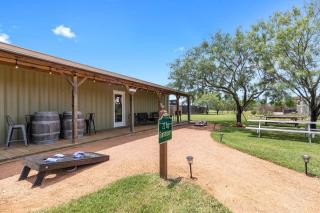 Henley-Lux Tiny Home-Hot Tub-Fire Pit - Fredericksburg - 5