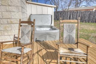 Waylons House-Hot Tub Shared Party Barn with Games - Fredericksburg - 7