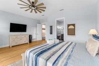 Beach Bay Getaway! Bayfront 4BR 4BA House Sleeps 12 Private pool Boat dock - 2