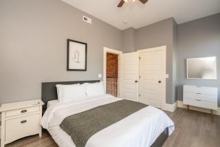 Parkside Comfort | JZ Vacation Rentals - Tower Grove - 2