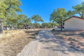 Bohemian Cabin: Hot-tub, Serene Retreat, Pet-Friendly, 10-Mins to Downtown! - Fredericksburg - 2