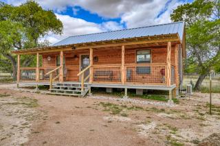 Rustic Cabin with Firepit and Grill - 10 mins to Main St - Fredericksburg - 3