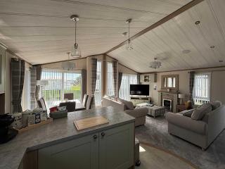 Highland Holiday Getaways - The Heilan' Lodge - Embo - 6