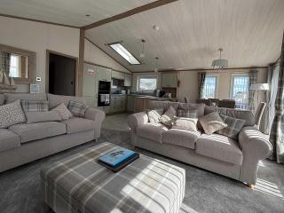 Highland Holiday Getaways - The Heilan' Lodge - Embo - 4