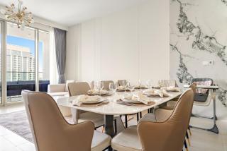 FIRST CLASS 4BR Luxe Downtown Escape - 9