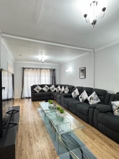 Starling House 3BR near Heathrow, London - Ashford - 1
