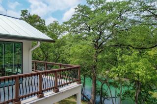 Luxury Riverfront Villa with Firepit & Gameroom! - Canyon Lake - 2