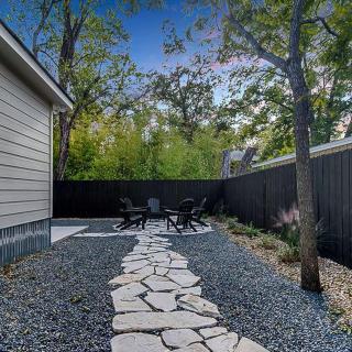 Southern Charm - Near Main With Hot Tub - Fredericksburg - 8