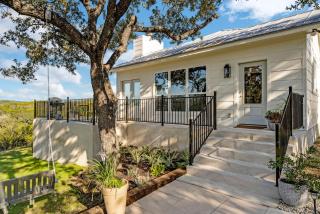 Gorgeous Home with Hot Tub 5min from the River - New Braunfels - 1