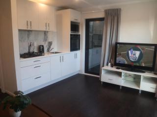 Modern 1 Bed Smart Flat in Upper Hutt with Full Kitchen, Parking - 5 minutes to Brewtown - Upper Hutt - 0