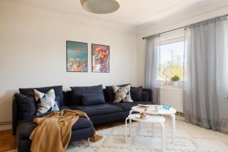 Guestly Homes - Spacious 1BR Apartment with Separate Guest Room - Boden - 0
