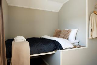 Guestly Homes - Spacious 1BR Apartment with Separate Guest Room - Boden - 8