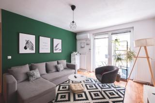 Cozy & Colorful Downtown Escape - 0