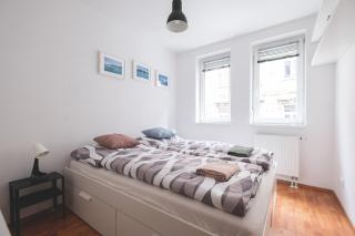 Cozy & Colorful Downtown Escape - 9