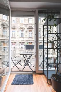 Cozy & Colorful Downtown Escape - 7
