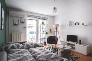 Cozy & Colorful Downtown Escape - 7