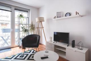 Cozy & Colorful Downtown Escape - 1