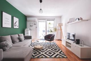 Cozy & Colorful Downtown Escape - 3